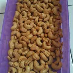 รูปของ Kacang mete garing,gurih dan renyah bnget#pr_cemilankriuk