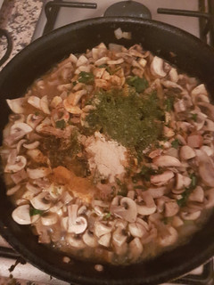 Una foto de Champiñones con salsa verde y al huevo