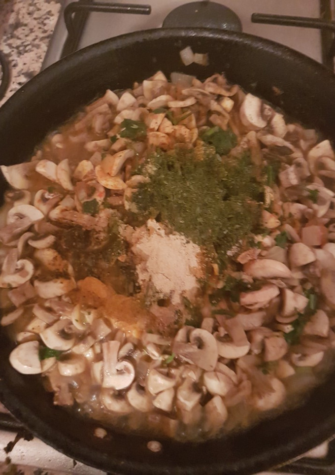 Una foto de Champiñones con salsa verde y al huevo