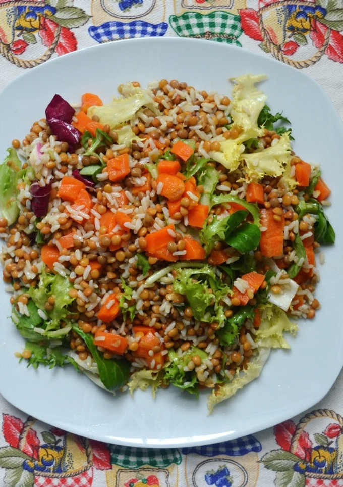 Una foto de Ensalada de lentejas y arroz