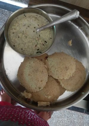 A picture of Rava Idli.