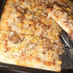 A picture of Square pizza 🍕🍕🍕🍕.
