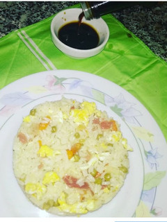 Una foto de Arroz estilo tres delicias 🥕🍳🍚