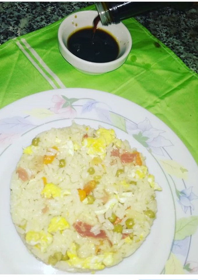 Una foto de Arroz estilo tres delicias 🥕🍳🍚