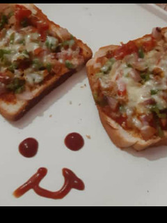 A picture of Bread Pizza.