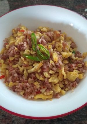 Foto resep Nasi goreng telur beras merah simpel