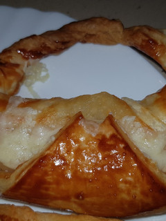 Una foto de Croissant de jamón York y queso
