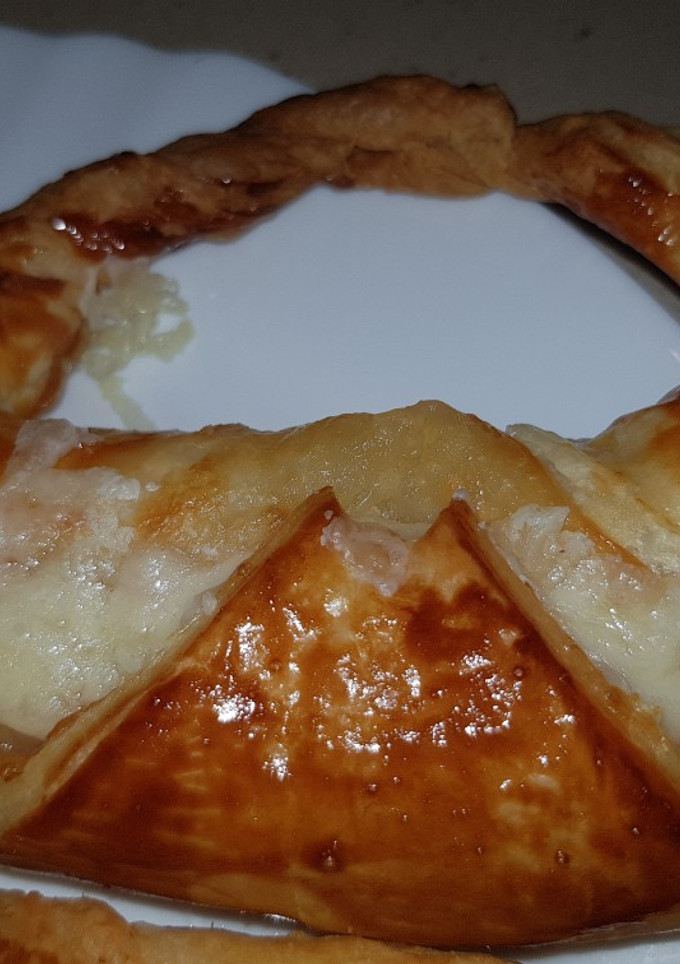 Una foto de Croissant de jamón York y queso