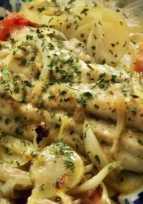 Una foto de Lubina al horno con patatas