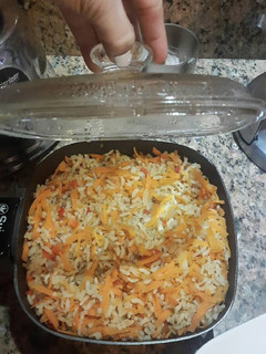 Una foto de Arroz integral sin sal, con vegetales al dente (zanahoria, cebolla y pimentón)