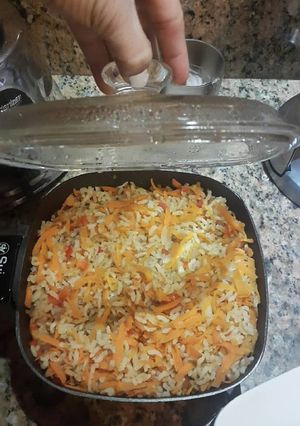 Una foto de Arroz integral sin sal, con vegetales al dente (zanahoria, cebolla y pimentón)