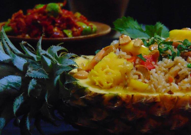 Thai fried rice in pineapple