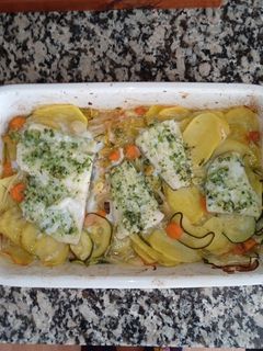 Una foto de Bacalao al horno con verduras