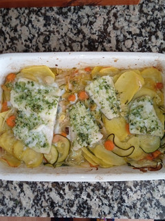Una foto de Bacalao al horno con verduras