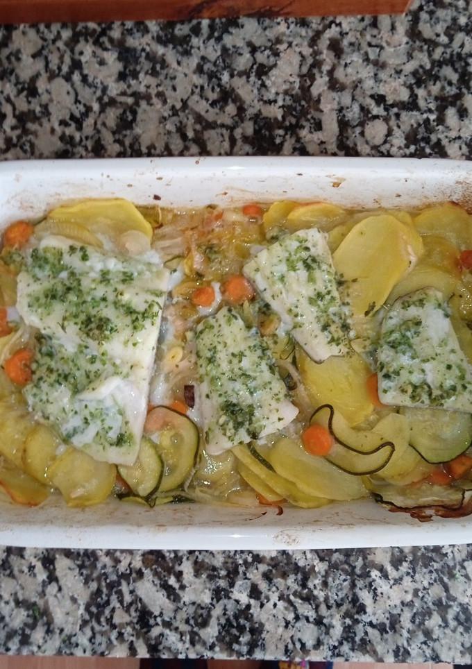 Una foto de Bacalao al horno con verduras