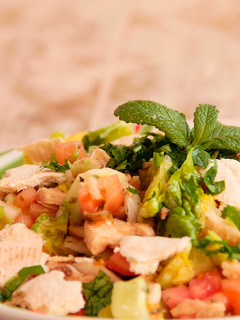Una foto de Fattoush o fattush. Ensalada fácil de pan pita