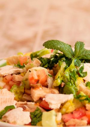 Una foto de Fattoush o fattush. Ensalada fácil de pan pita