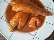 Una foto de colas de rape en salsa