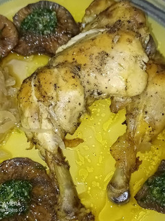 Una foto de Muslos de pollo al horno en cocotte, con rovellones