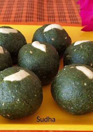 हरियाली लाडू - चंदन बटवा / बथुआ लाडू- माझी इनोव्हेटिव्ह रेसिपी (bathua ladoo recipe in marathi) रेसिपी चे मुख्य फोटो 