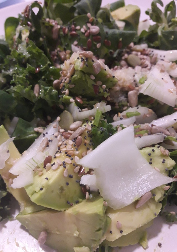 Una foto de Ensalada verde con vinagreta de limón y semillas