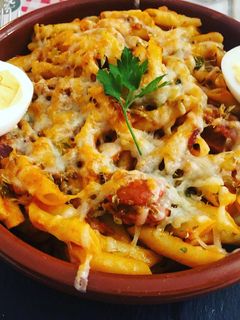 Una foto de Macarrones gratinados con salsa boloñesa y orégano (cocina de aprovechamiento total)