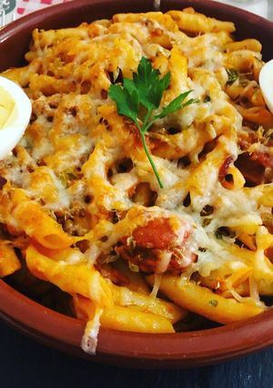 Una foto de Macarrones gratinados con salsa boloñesa y orégano (cocina de aprovechamiento total)