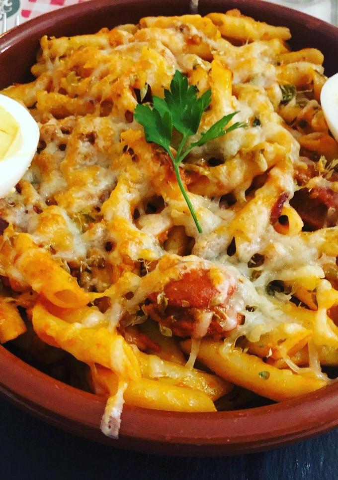 Una foto de Macarrones gratinados con salsa boloñesa y orégano (cocina de aprovechamiento total)