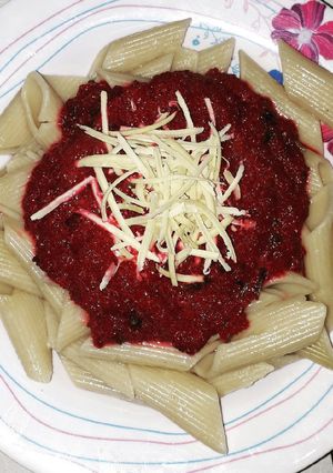 Una foto de Mostacholes con salsa de remolacha. Súper fácil!