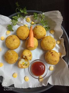 कॉर्न चीझ कचोरी (corn cheese kachori recipe in marathi) रेसिपी चे मुख्य फोटो