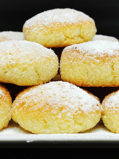 A picture of Galletas blanditas de coco con solo 3 ingredientes.