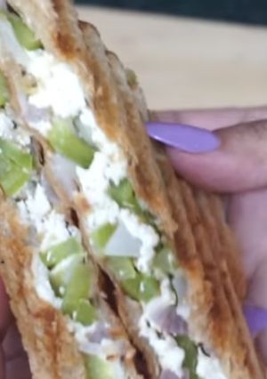 A picture of Paneer with capsicum sandwich.