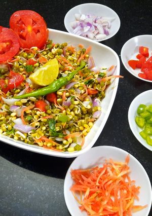 ફણગાયેલા મગ નું સલાડ(Sprouted mung salad recipe in Gujarati) રેસીપી મુખ્ય ફોટો