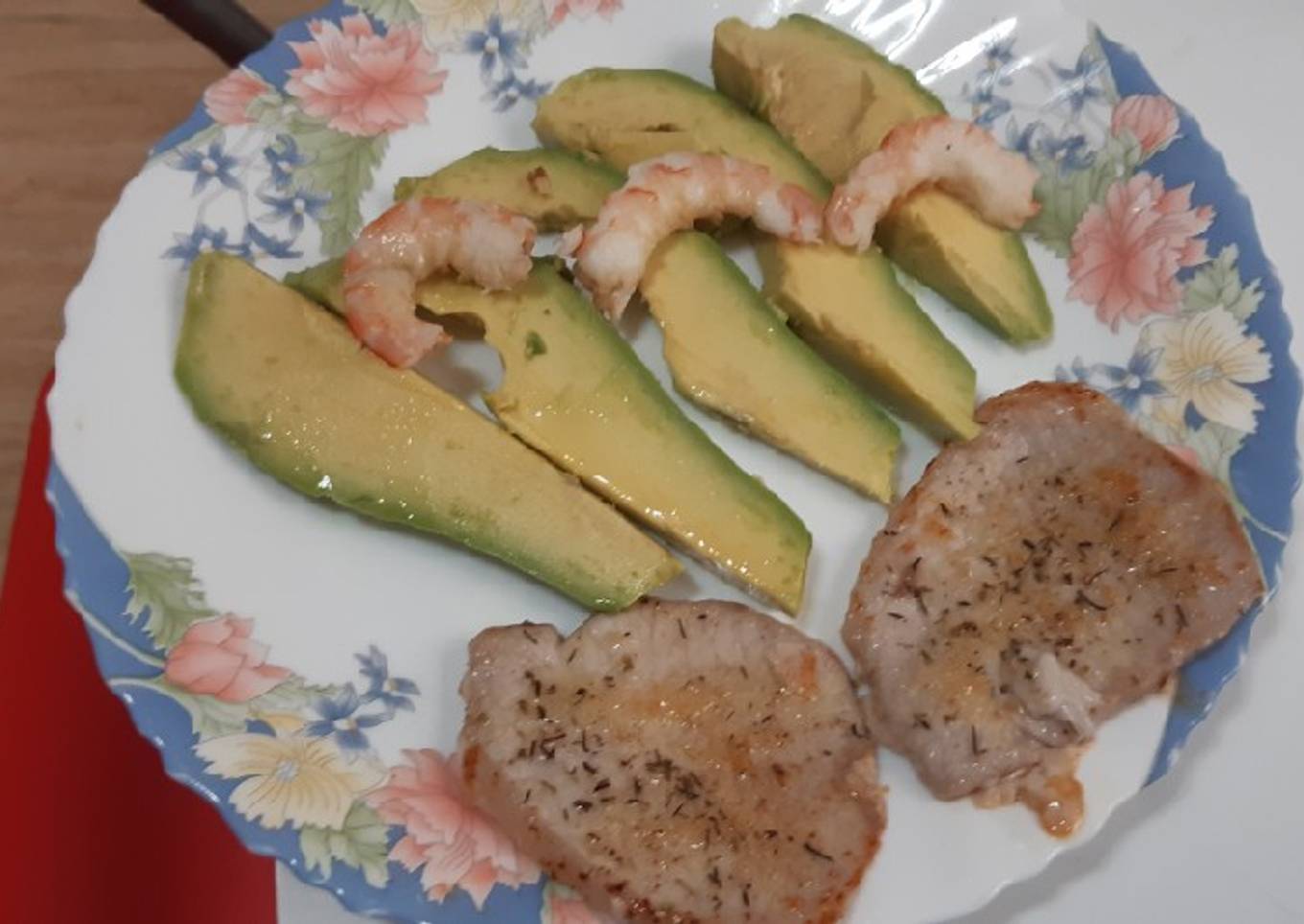 Cinta de lomo fresca con aguacate y langostinos