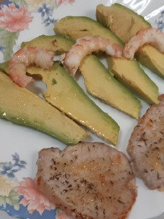 Una foto de Cinta de lomo fresca con aguacate y langostinos