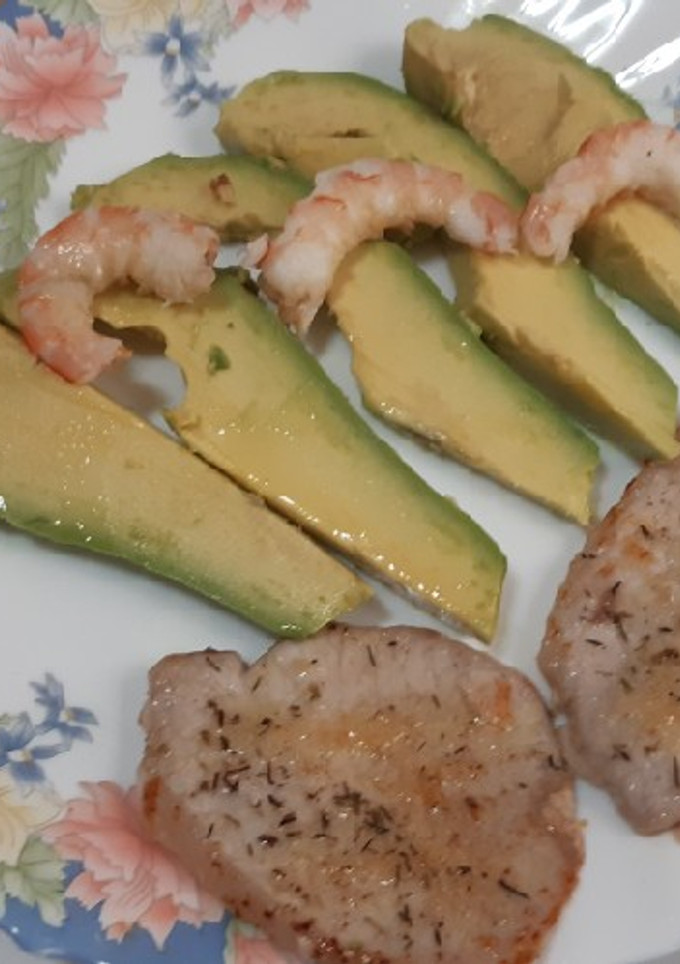 Una foto de Cinta de lomo fresca con aguacate y langostinos