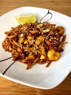Una foto de Tallarines orientales con gambas