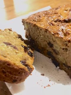 Una foto de Torta de manzana- pasas y canela (húmeda)