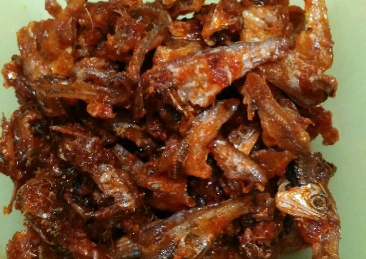 Keripik ikan pedas manis