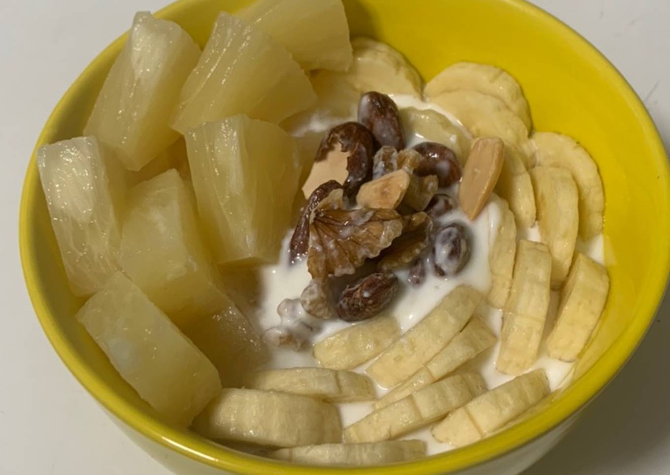 Kéfir con piña, plátano y frutos secos (Merienda saludable)