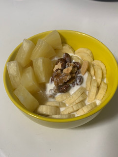 Una foto de Kéfir con piña, plátano y frutos secos (Merienda saludable)