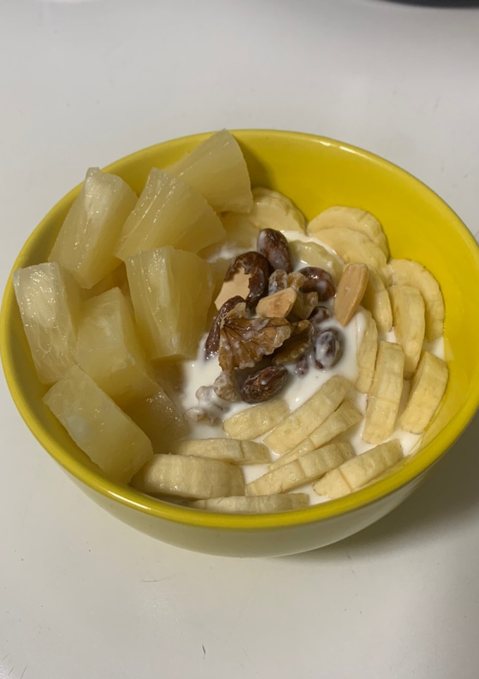 Una foto de Kéfir con piña, plátano y frutos secos (Merienda saludable)
