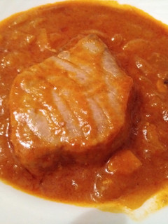 Una foto de Lomos de atún encebollado en salsa de piquillos