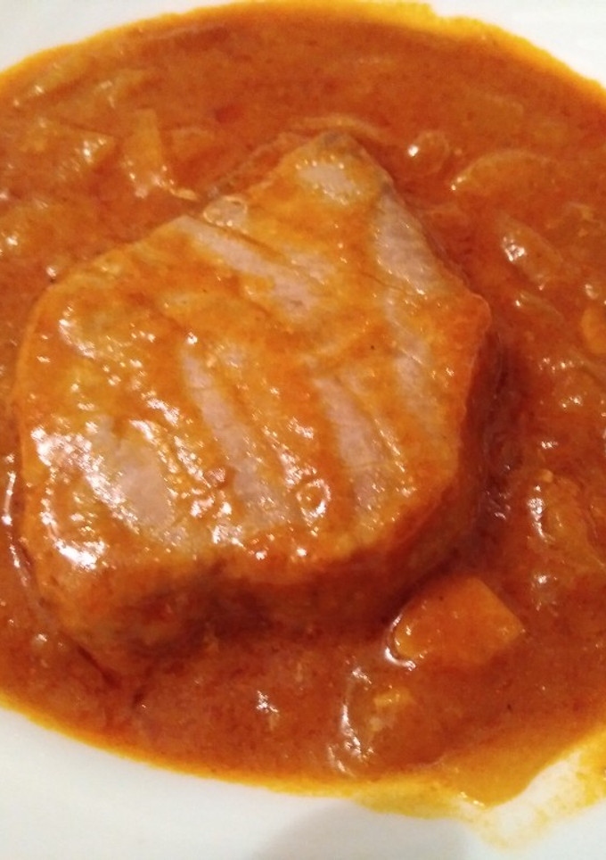 Una foto de Lomos de atún encebollado en salsa de piquillos