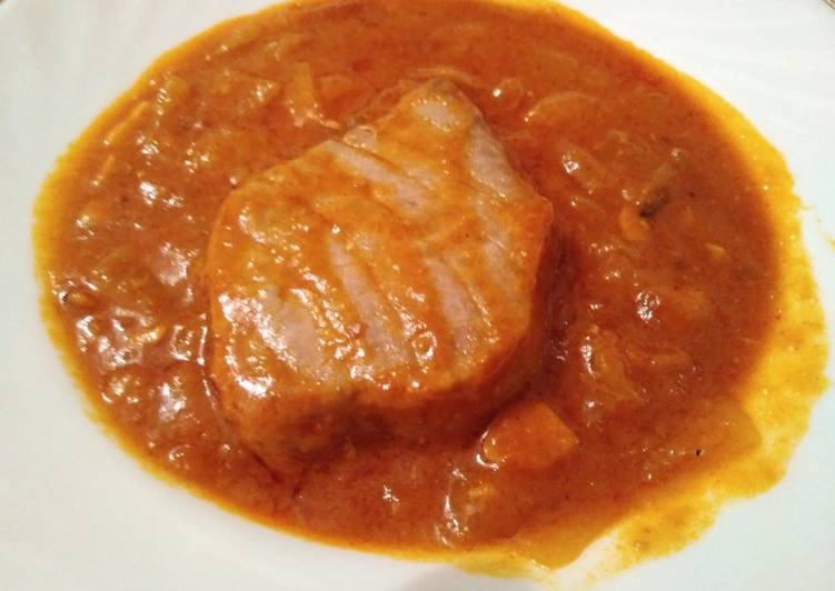 Lomos de atún encebollado en salsa de piquillos
