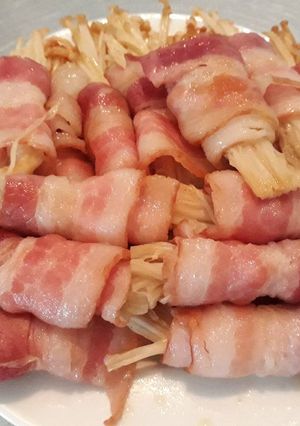 Hình của món Thịt xông khói cuộn kim châm.