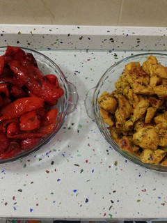 Una foto de Pinchitos de pollo con pimientos fritos