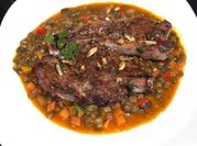 Una foto de guisado de chuletas