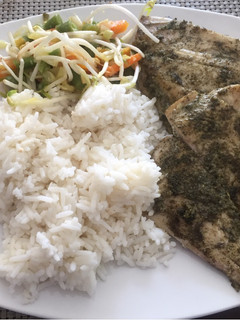 Una foto de Pescado con culantro frito y ensalada