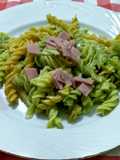 Pasta tricolor con crema de palta